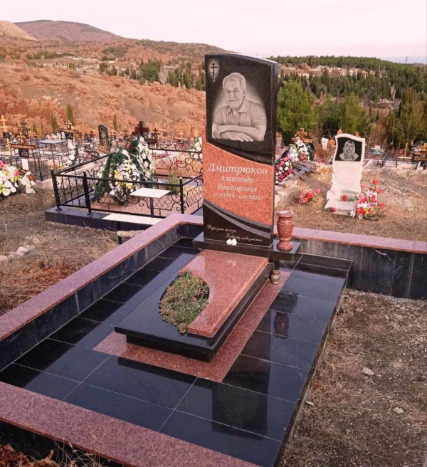 ПАМЯТНИК ИЗ ЧЕРНОГО И КРАСНОГО ГРАНИТА